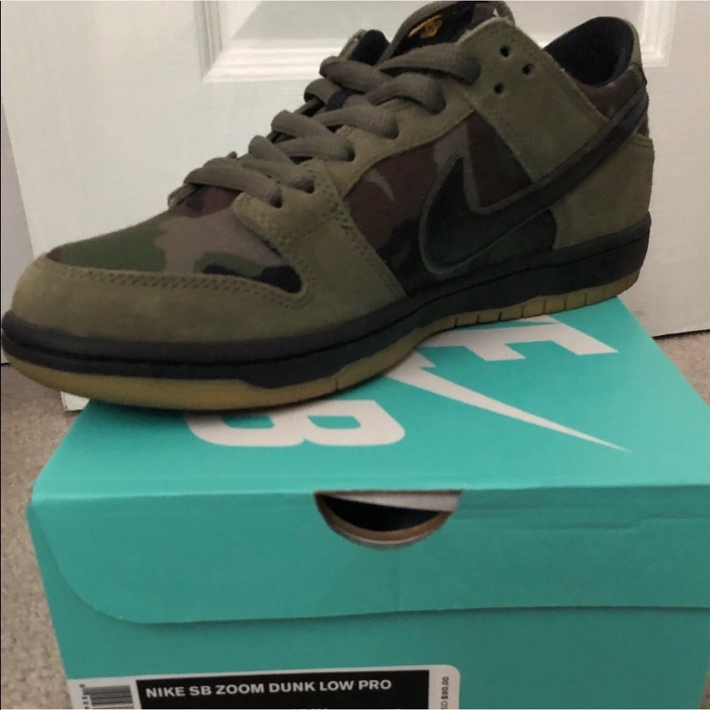 Men’s Nikes.